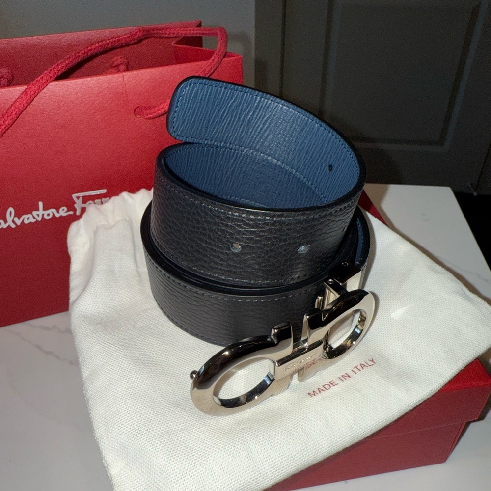 Salvatore Ferragamo adjustable, reversible two-tone belt. Blue/Black - Picture 3 of 7